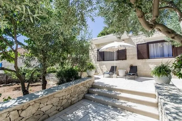 Ev (Three Bedroom Home with Terrace)