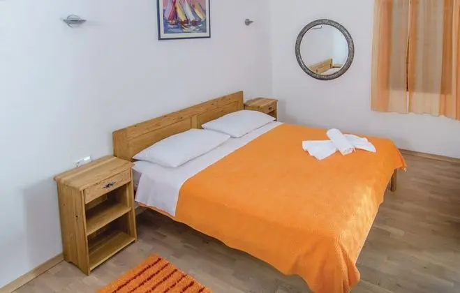 Ev (Two Bedroom Holiday Home)