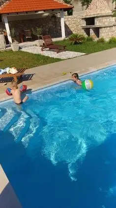 Ev (Two Bedroom Holiday Home)