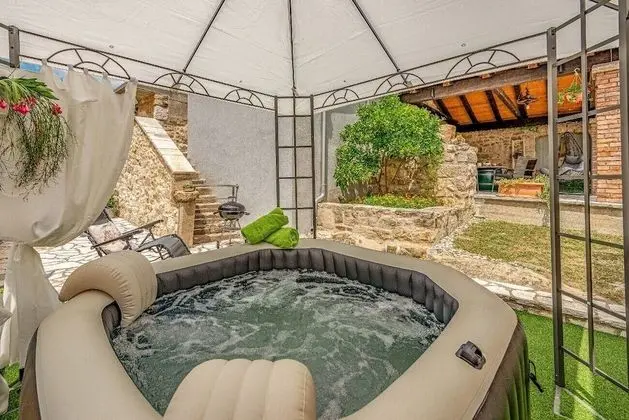 Romantic Ev, 2 Yatak Odası, Sıcak Su Havuzu, Avlu Manzaralı