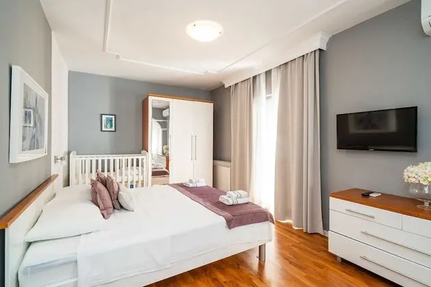 Ev (Four Bedroom Holiday Home with Pool)