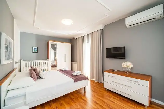 Ev (Four Bedroom Holiday Home with Pool)