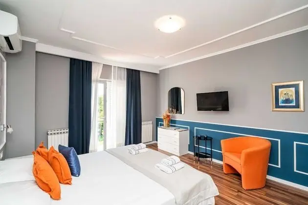 Ev (Four Bedroom Holiday Home with Pool)