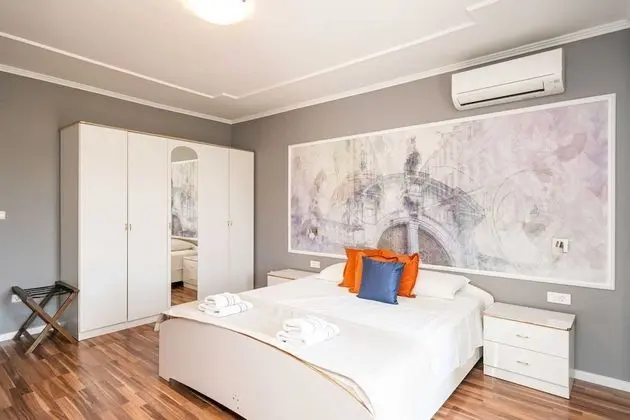 Ev (Four Bedroom Holiday Home with Pool)