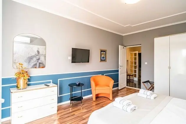 Ev (Four Bedroom Holiday Home with Pool)