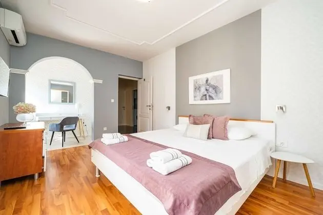 Ev (Four Bedroom Holiday Home with Pool)