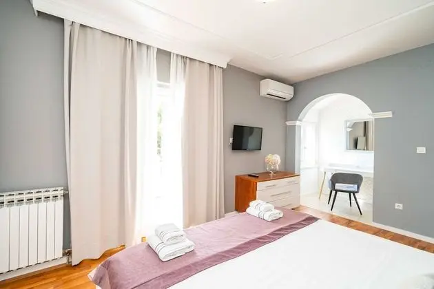 Ev (Four Bedroom Holiday Home with Pool)