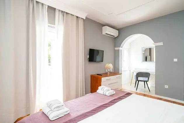 Ev (Four Bedroom Holiday Home with Pool)