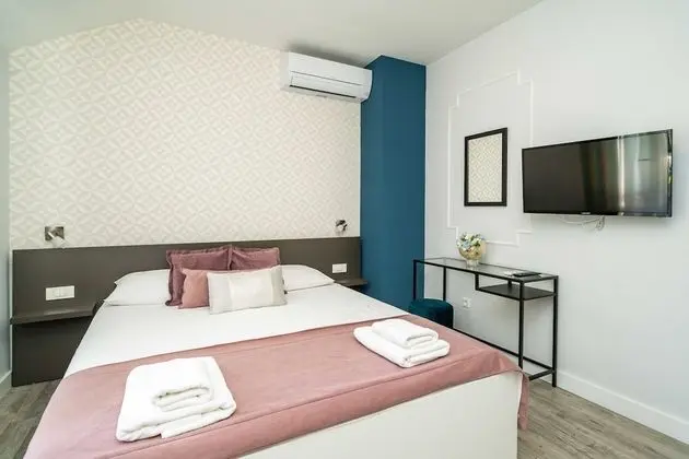 Ev (Four Bedroom Holiday Home with Pool)