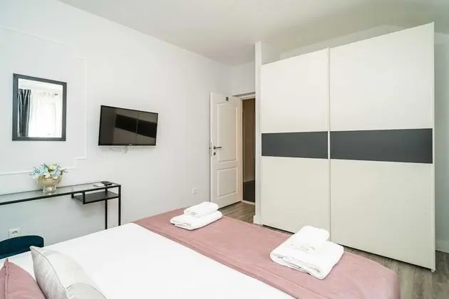 Ev (Four Bedroom Holiday Home with Pool)