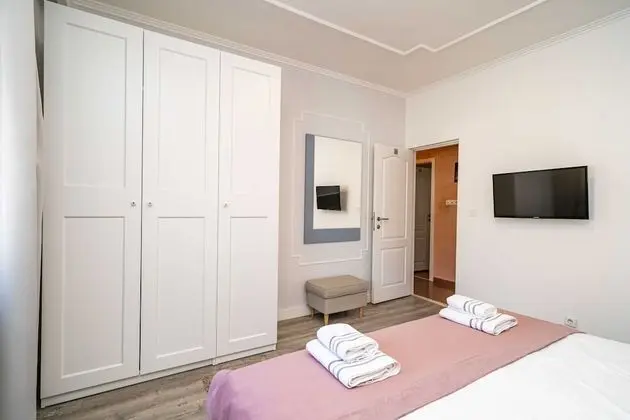 Ev (Four Bedroom Holiday Home with Pool)