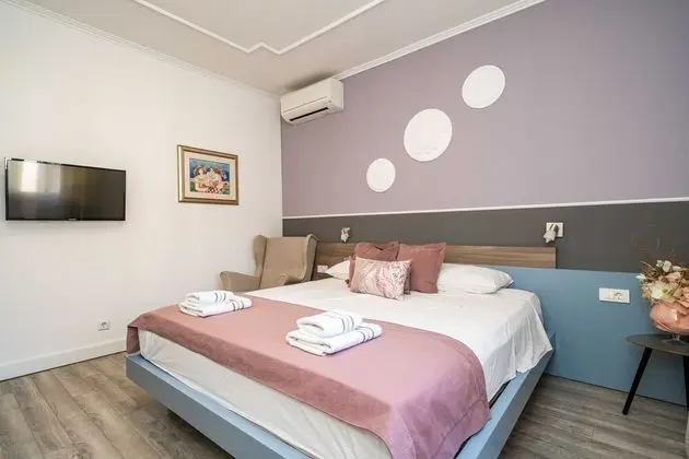 Ev (Four Bedroom Holiday Home with Pool)