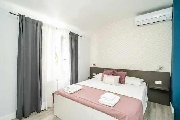 Ev (Four Bedroom Holiday Home with Pool)