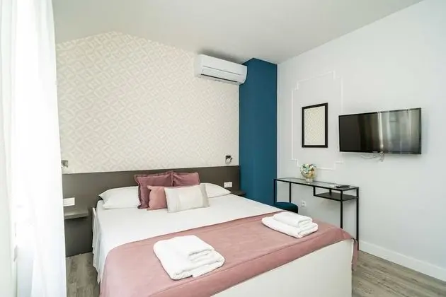 Ev (Four Bedroom Holiday Home with Pool)