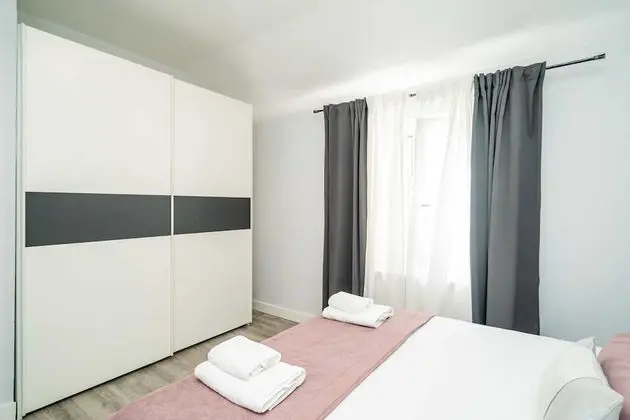 Ev (Four Bedroom Holiday Home with Pool)