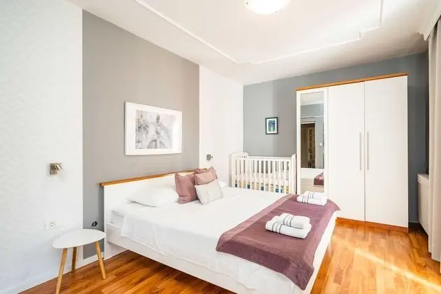 Ev (Four Bedroom Holiday Home with Pool)