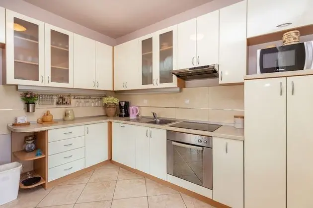 Ev (Four Bedroom Holiday Home with Pool)