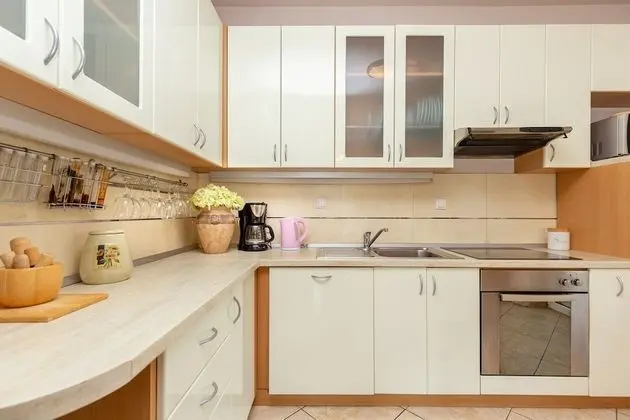 Ev (Four Bedroom Holiday Home with Pool)