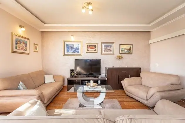 Ev (Four Bedroom Holiday Home with Pool)