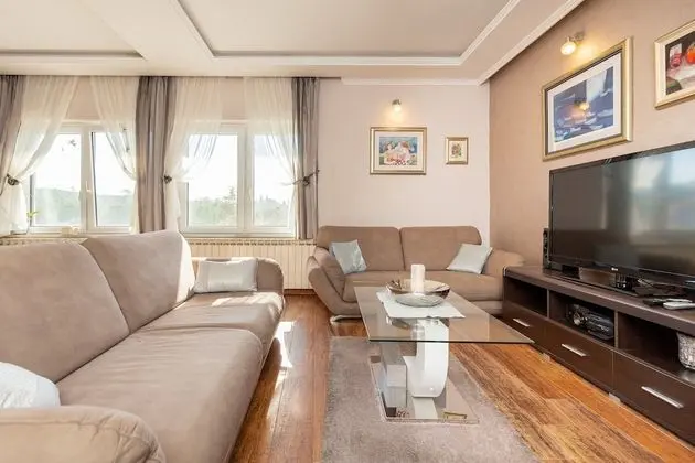 Ev (Four Bedroom Holiday Home with Pool)