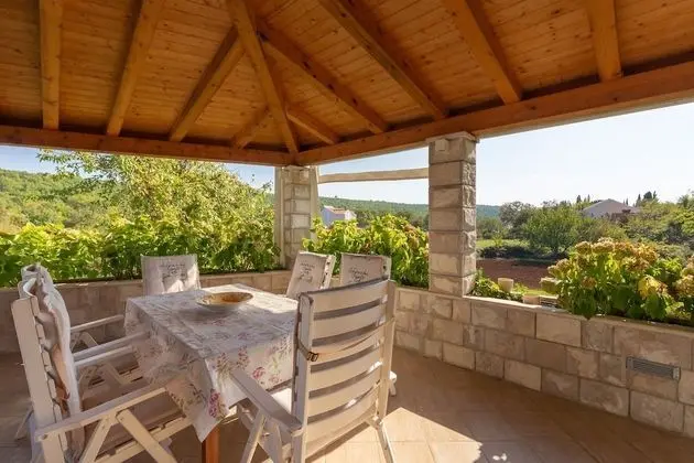 Ev (Four Bedroom Holiday Home with Pool)