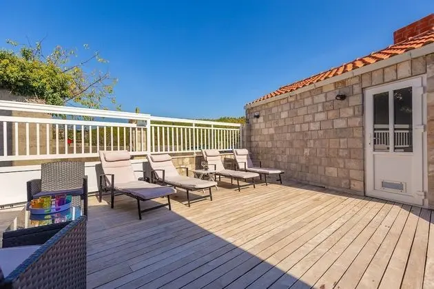 Ev (Four Bedroom Holiday Home with Pool)