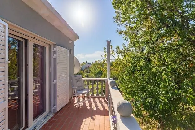 Ev (Four Bedroom Holiday Home with Pool)