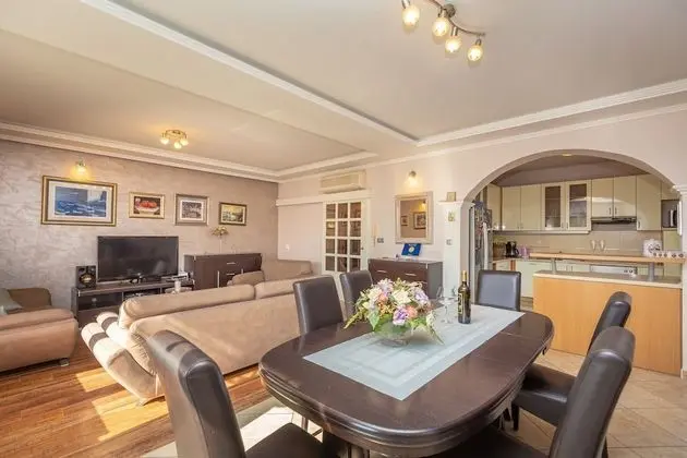 Ev (Four Bedroom Holiday Home with Pool)