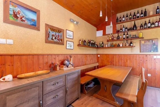 Ev (Four Bedroom Holiday Home with Pool)