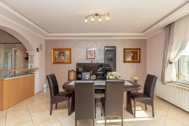 Ev (Four Bedroom Holiday Home with Pool)