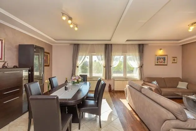 Ev (Four Bedroom Holiday Home with Pool)