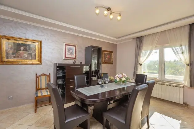 Ev (Four Bedroom Holiday Home with Pool)