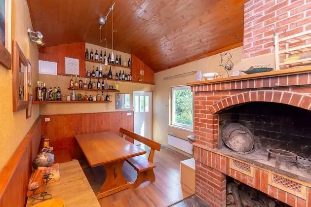 Ev (Four Bedroom Holiday Home with Pool)