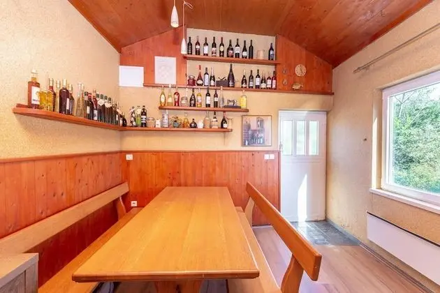 Ev (Four Bedroom Holiday Home with Pool)