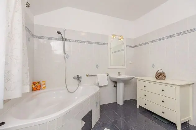 Ev (Four Bedroom Holiday Home with Pool)