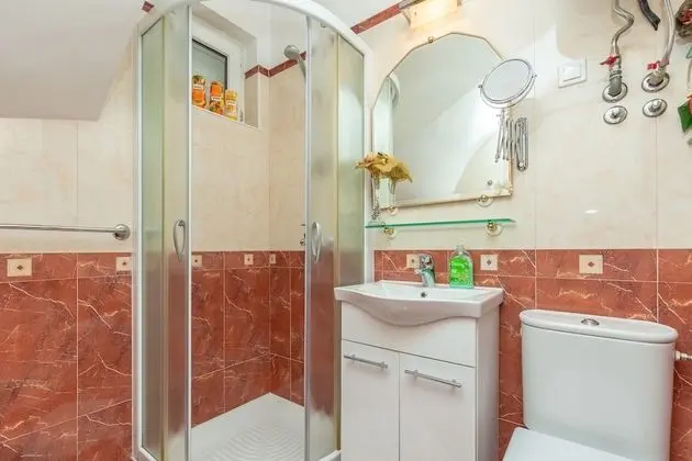 Ev (Four Bedroom Holiday Home with Pool)