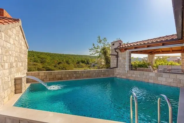 Ev (Four Bedroom Holiday Home with Pool)