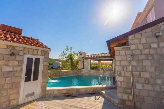 Ev (Four Bedroom Holiday Home with Pool)