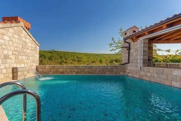 Ev (Four Bedroom Holiday Home with Pool)