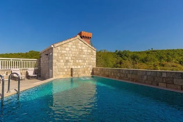 Ev (Four Bedroom Holiday Home with Pool)