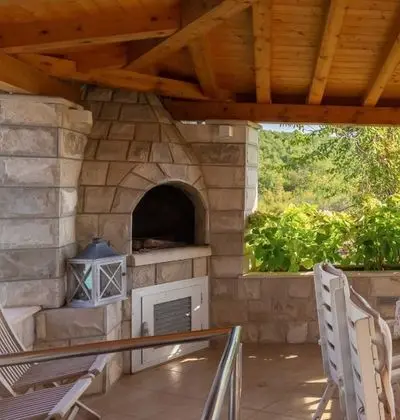 Ev (Four Bedroom Holiday Home with Pool)