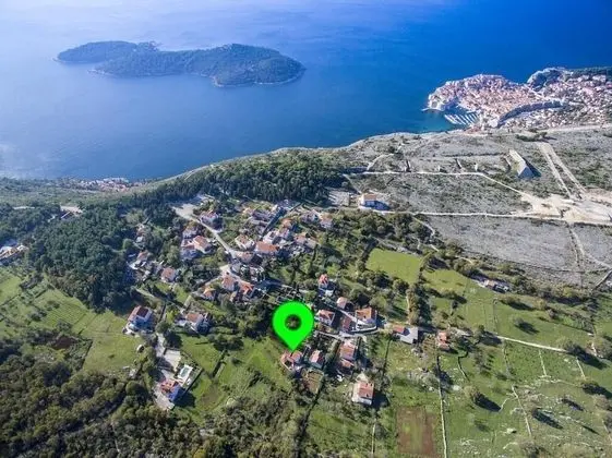 Ev (Four Bedroom Holiday Home with Pool)