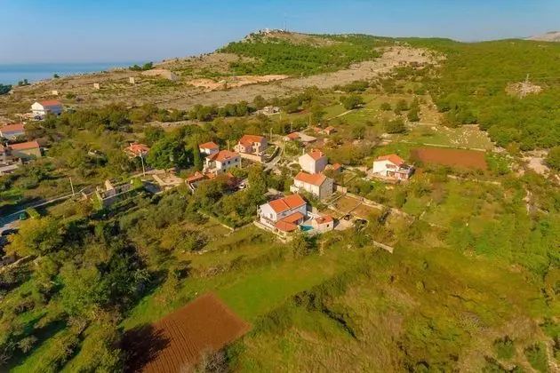 Ev (Four Bedroom Holiday Home with Pool)