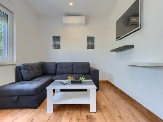 Ev (Two Bedroom Holiday Home with Terrace)