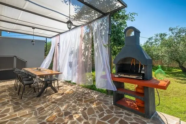 Ev (Two Bedroom Holiday Home with Terrace)