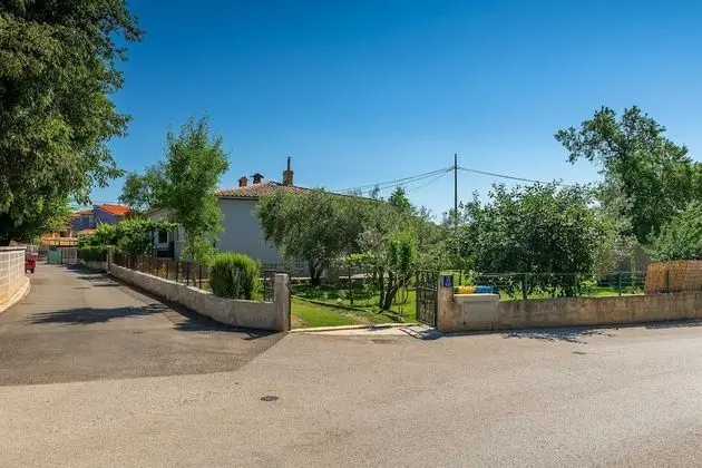 Ev (Two Bedroom Holiday Home with Terrace)