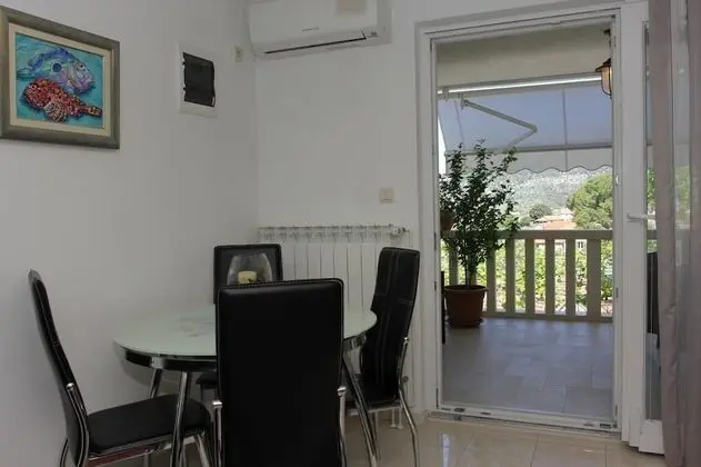 Ev (Three Bedroom Holiday Home with Pool)