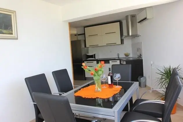 Ev (Three Bedroom Holiday Home with Pool)