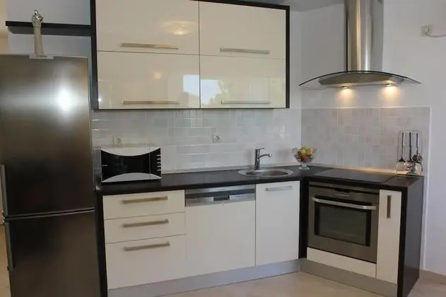 Ev (Three Bedroom Holiday Home with Pool)