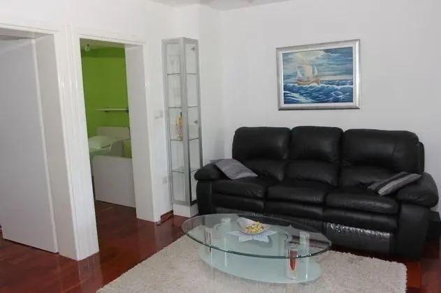 Ev (Three Bedroom Holiday Home with Pool)